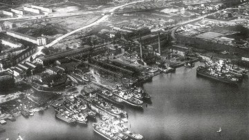 Alte schwarz-weiß Fotografie der Neptun Werft von 1920 aus der Vogelperspektive