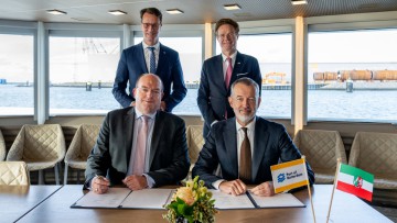 v.l.): duisport-CEO Markus Bangen und Boudewijn Siemons, CEO der Port of Rotterdam Authority (vorne), NRW-Ministerpräsident Hendrik Wüst, Dr. Nikolaus Meyer-Landrut, Botschafter der Bundesrepublik Deutschland in den Niederlanden (hinten) 