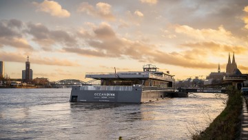 die Oceandiva auf dem Wasser bei Sonnenuntergang