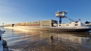 Containerschiff auf dem Wasser: PACCAR MX-13 engines power ship