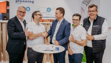  (v.l.): Georg Lammers, Geschäftsführer pfenning logistics GmbH, Francesco De Lauso, CEO der CTL AG, Martin Königstein, Geschäftsführer Transport & Distribution pfenning logistics GmbH, Abraham Garcia Martinez, CFO der CTL AG und Jörg Sander, Senior Manag