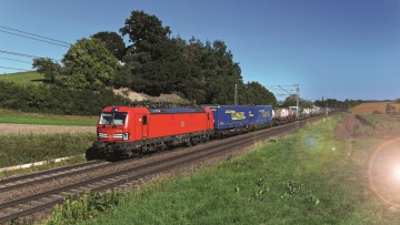 Ein Güterzug mit Lkw-Aufliegern in Taschenwagen