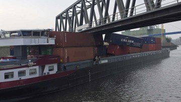 Binnenschiff rammt Neusser Brücke