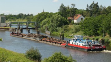 Transport von Stahlschrott durch einen Schubverband auf der Hohensaaten-Friedrichsthaler-Wasserstraße entlang der Oder