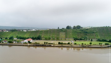 Güterschiff verliert Öl auf Neckar