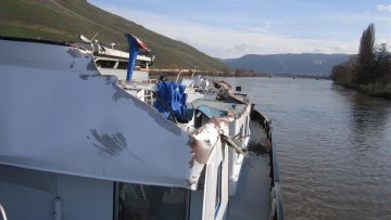 Binnenschiff kracht gegen Brücke