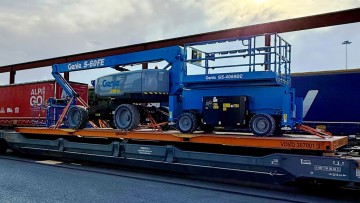 TX Logistik AG und Van der Vlist haben Rostock-Verona erfolgreich eine Schienenlösung für den Transport von übergroßen Gütern auf regulären Intermodalzügen eingeführt: Als erste Sendung wurden zwei Hubarbeitsbühnen transportiert