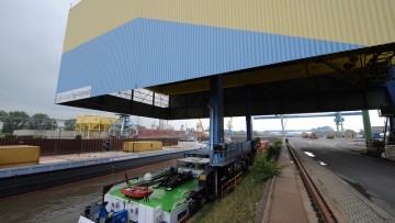 Überdachte und verfahrbare Verladebrücke im Hafen Andernach