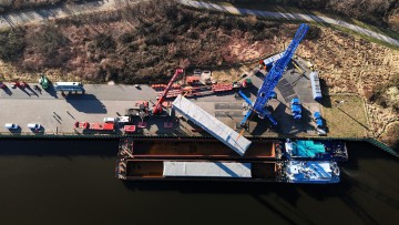 Verladung von Coldboxen im Hafen Dresden