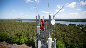 Vodafone-Techniker montieren 5G-Antennen