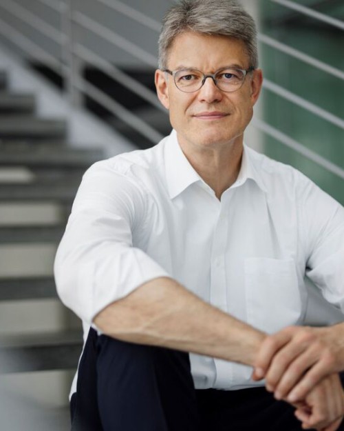 Bundesverkehrsminister Patrick Schnieder auf Treppe