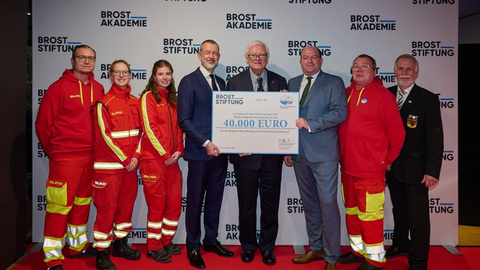 Beide Preisträger spenden das Geld an die Deutsche Lebens-Rettungs-Gesellschaft (DLRG)