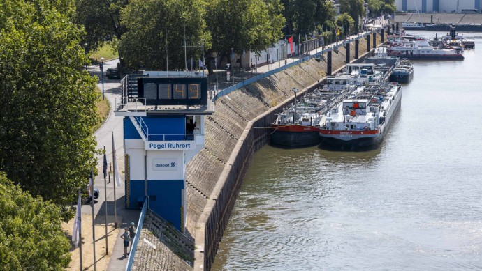 Niedrigwasser, Rhein, Ruhrort, Binnenschifffahrt