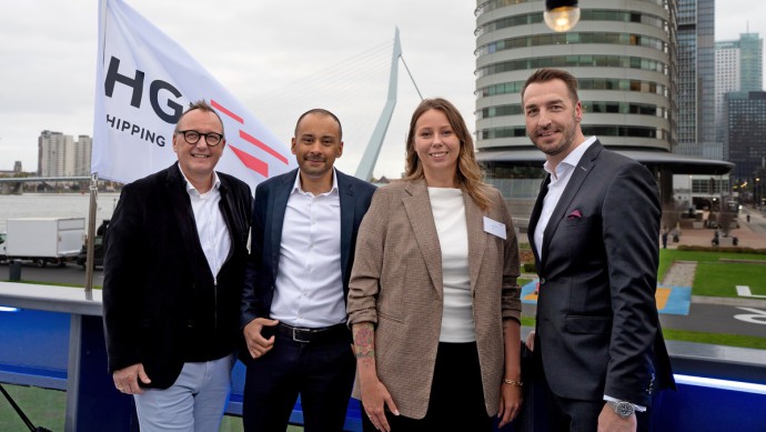 Bei der Taufe von HGK Shippings Neuzugang „GAS 96“ in Rotterdam (v. l): Bjorn Krijgsman, Buyer Logistics Barging EU bei LyondellBasell; Reverend Daniel Odhiambo; Anke Bestmann, Director Gas Shipping & Managing Director HGK Gas Shipping GmbH; Yarelis Herna