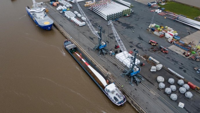 Die Binnenschiffe der Rhenus PartnerShip Berlin transportieren nicht nur Rotorblätter für Windkraftanlagen, sondern auch Turmsegmente