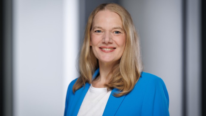 Anja Knoblich, von der Bundesagentur für Arbeit, lächelt in einem blauen Blazer in die Kamera