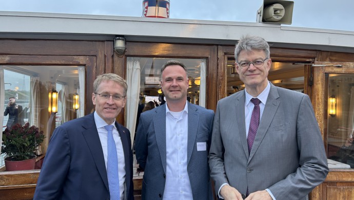 Ministerpräsident Daniel Günther, Projektleiter Leonard Heckel und Bundesverkehrsminister Patrick Schnieder an Bord der "Freya". 
