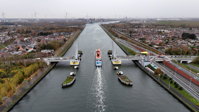 Schiff fährt durch Schleuse