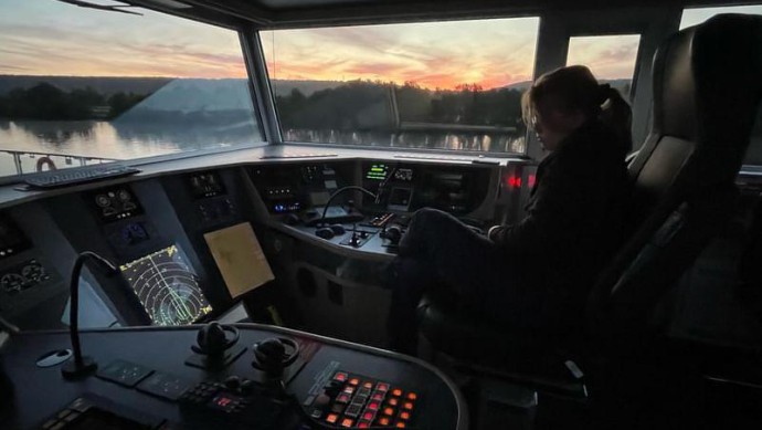 Rosanna Van Deuzen, Azubi bei Viking River Cruises am Schiffssteuer