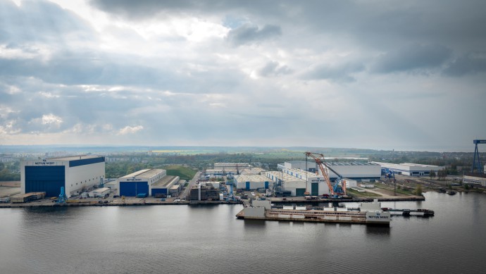 Bunte Fotografie der NEPTUN WERFT 2024 unter wolkigem Himmel