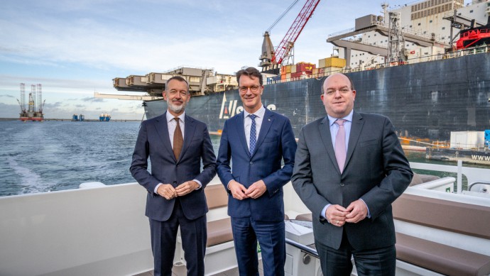 .): duisport-CEO Markus Bangen und Boudewijn Siemons, CEO der Port of Rotterdam Authority), NRW-Ministerpräsident Hendrik Wüst