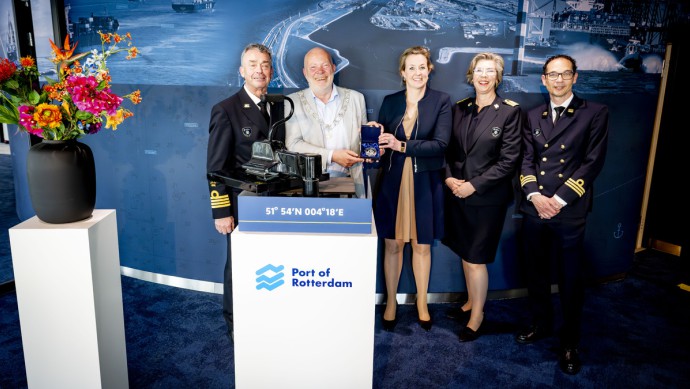 René de Vries (Hafenmeister), Robert Simons (stellvertretender Bürgermeister), Berte Simons (COO Port of Rotterdam Authority), Miranda Sagel (Managerin HCC) und Aldert Kap (Teamleiter HCC) bei der Eröffnung des neuen HCC.