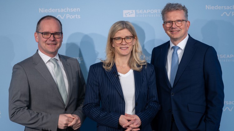 Zogen gemeinsam Bilanz für die niedersächsischen Seehäfen im Jahr 2025: v.l. Grant Hendrik Tonne (Niedersächsischer Minister für Wirtschaft, Verkehr und Bauen), Inke Onnen-Lübben (Geschäftsführerin Seaports of Niedersachsen GmbH) und Holger Banik (Geschäf