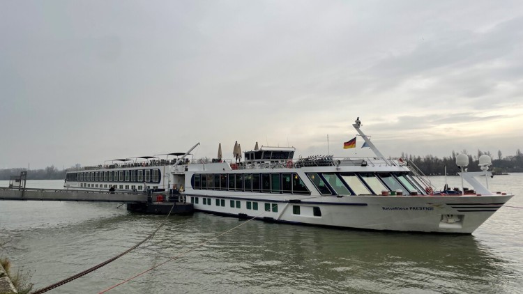 Am Rheinufer liegt ein Kreuzfahrtschiff an einem von sechs Anlagern, die mit einer Landstromanlage ausgestattet worden sind