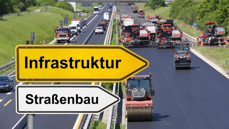 Ein Wegweiser mit der Aufschrift Infrastruktur und Straßenbau steht vor einer Baustelle auf einer Autobahn mit Fahrbahnerneuerung