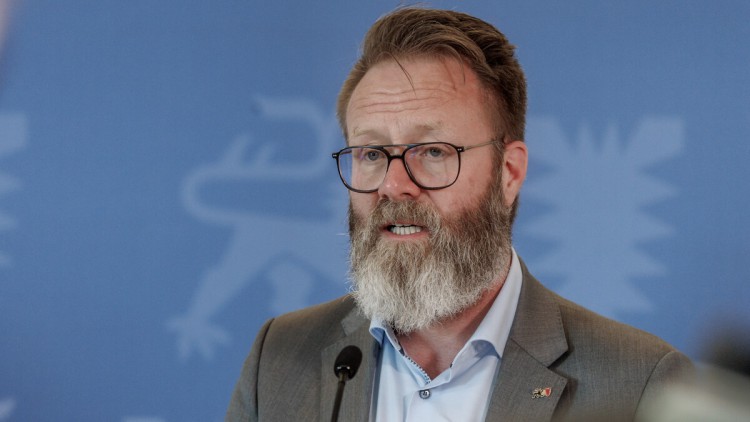 Industrie und Länder fordern klare Infrastruktur-Zusagen Claus Ruhe Madsen (CDU), Verkehrsminister Schleswig-Holsteins, spricht im Mai auf einer Pressekonferenz.