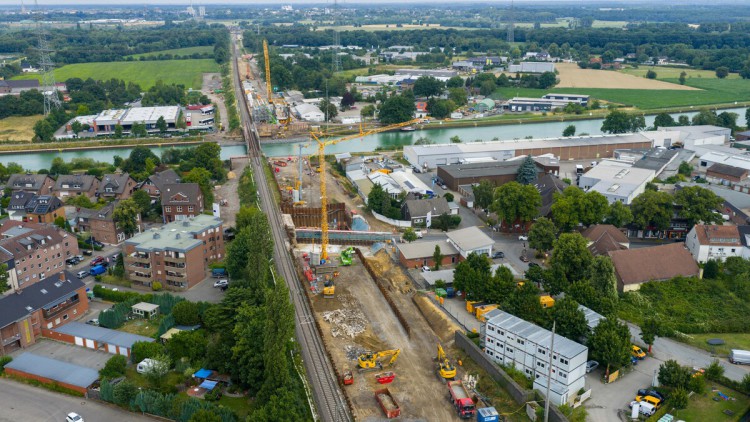 Kräne und Baufahrzeuge an der Bahn-Baustelle im Bereich Bahnhof Voerde am Wesel-Datteln-Kanal.