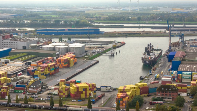 Industriehafen Bremen erweitert Kapazitäten für Großschiffe Der Kalihafen im Industriehafen Bremen. Nach rund einem Jahr Bauzeit ist die neue, 230 Meter lange Kaje im Kalihafen fertiggestellt. Sie ersetzt die alte Bestandskaje und schafft moderne Liegeplätze für Schiffe mit einem Tiefgang von bis zu 10,5 Metern.