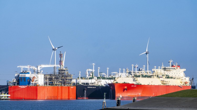 LNG‑Terminal EemsEnergyTerminal im niederländischen Eemshaven mit den beiden FSRU‑Schiffen „Eemshaven LNG“ (links) und „Golar Igloo“ sowie dem LNG‑Tanker „New Apex“.