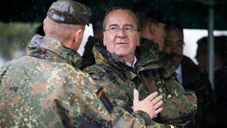 Bundesverteidigungsminister Boris Pistorius (SPD, r) besucht die Experimentalserie des Heeres und informiert sich über neue Ideen, Waffen und Komponenten