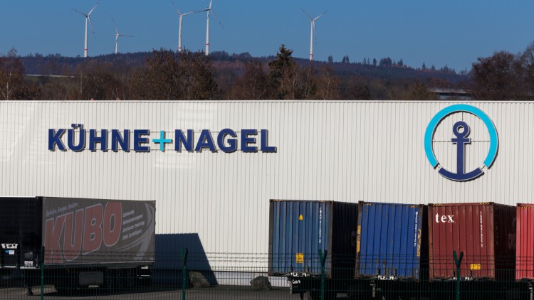 Kühne und Nagel-Schild auf Lagerhalle in Haiger, Hessen