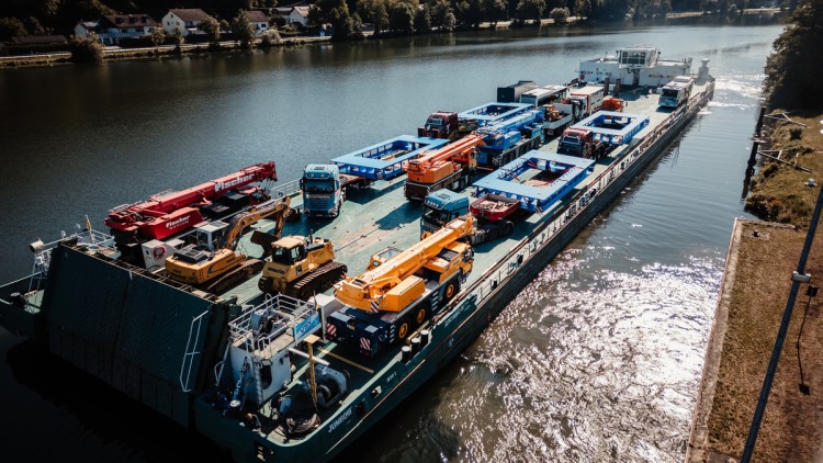 In Passau legte das Spezialschiff mit den vier Schwertransporten für Bulgarien ab