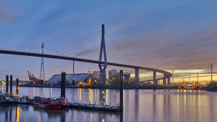 Köhlbrandbrücke Hamburg bei Sonnenuntergang