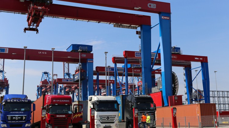 Transportunternehmen und Lkw‑Fahrer werden verpflichtend in den SRO‑Prozess eingebunden; Terminals prüfen digitale Abholrechte künftig in Echtzeit.