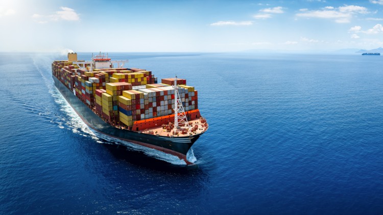 Blick auf ein Containerschiff auf dem offenen Meer, Frontansicht