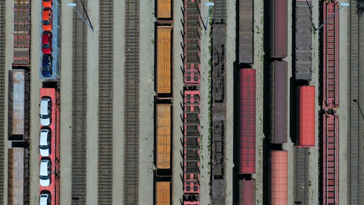 Luftbild_Gueterverkehr_Schiene_Waggons