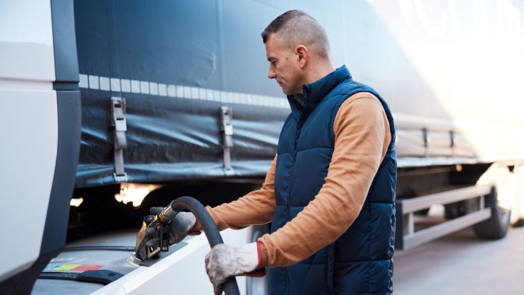Mann betankt Lkw mit Diesel