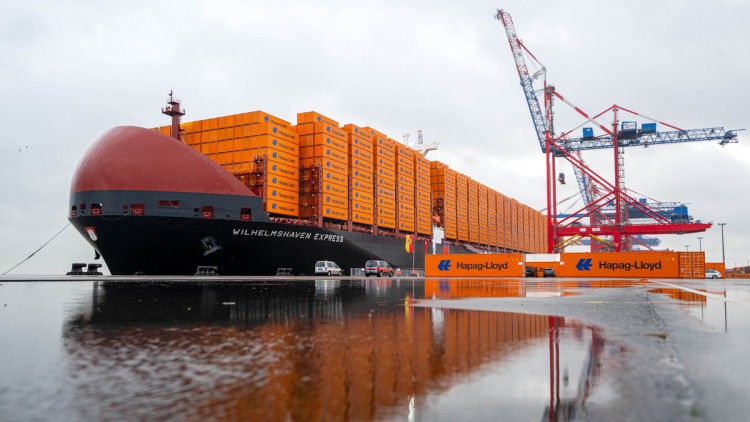 Wilhelmshafen: Hapag-Lloyd tauft Megafrachter Hapag Lloyd Containerschiff Wilhelmshaven Express