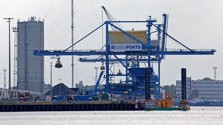Kräne und Kranbrücken im Überseehafen Rostock an der Ostsee.