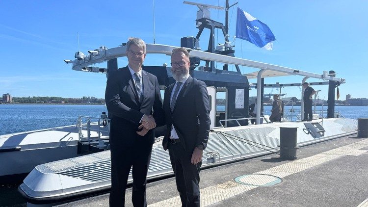 Bundesverkehrsminister Patrick Schnieder  in Kiel im Beisein von Claus Ruhe Madsen, Minister für Wirtschaft, Verkehr, Arbeit, Technologie und Tourismus des Landes Schleswig-Holstein
