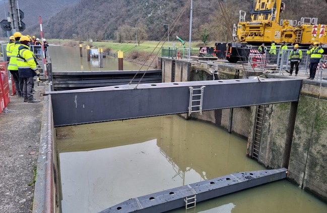 Schleuse Müden: Setzen des Revisionsverschlusses