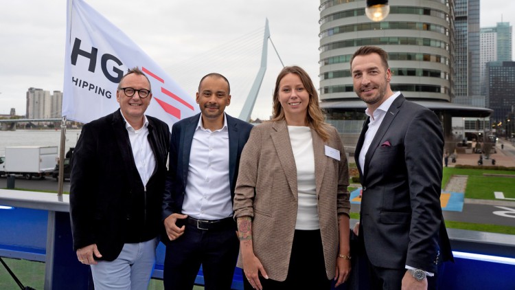 v.l.: Karl-Heinz Land, CEO und Gründer von neuland.ai; Kevin Stepan, Head of IT Business Partner Management bei HGK Shipping; Katja Tibbe, Head of Customer Success bei neu-land.ai; Steffen Bauer, CEO der HGK AG und Vorsitzender der Geschäftsführung von HG