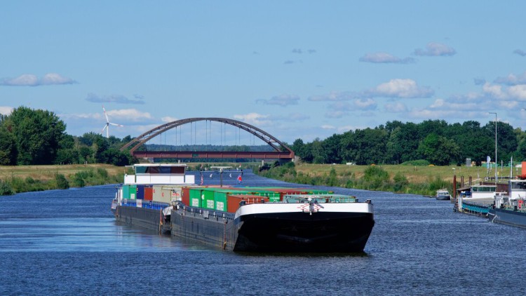 Ob Container oder Projektladung – die Flotte der Rhenus PartnerShip Berlin ist für den Transport unterschiedlichster Güter ausgerüstet