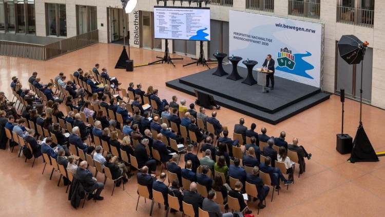 Über die Perspektiven und Zukunft einer nachhaltigen Rheinschifffahrt und darüber, wie die Binnenschifffahrt, die Häfen, Logistik- und Transportketten klimafreundlich und zukunftsfähig gestaltet werden können, haben Fachleute der Anliegerländer auf einer 