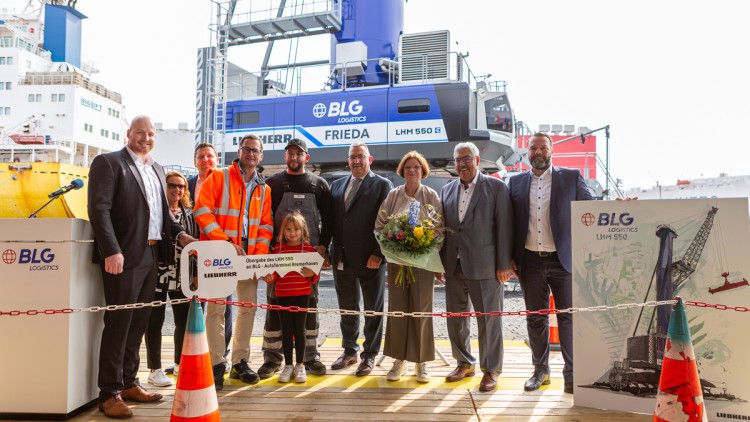 Eric Hein (Liebherr), Elke Kreowski (Schwiegermutter des Gewinners), Maik Laudan (Liebherr), Karsten Dirks (operativer Geschäftsführer BLG AutoTerminal Bremerhaven), Roberto Larze (Gewinner des Namenswettbewerbs) mit seiner Tochter Caramia Frieda, Axel Kr