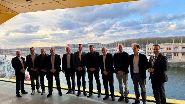 Gruppenbild bei der Kooperation von Mosolf und  Port of Oostende vor Wasser